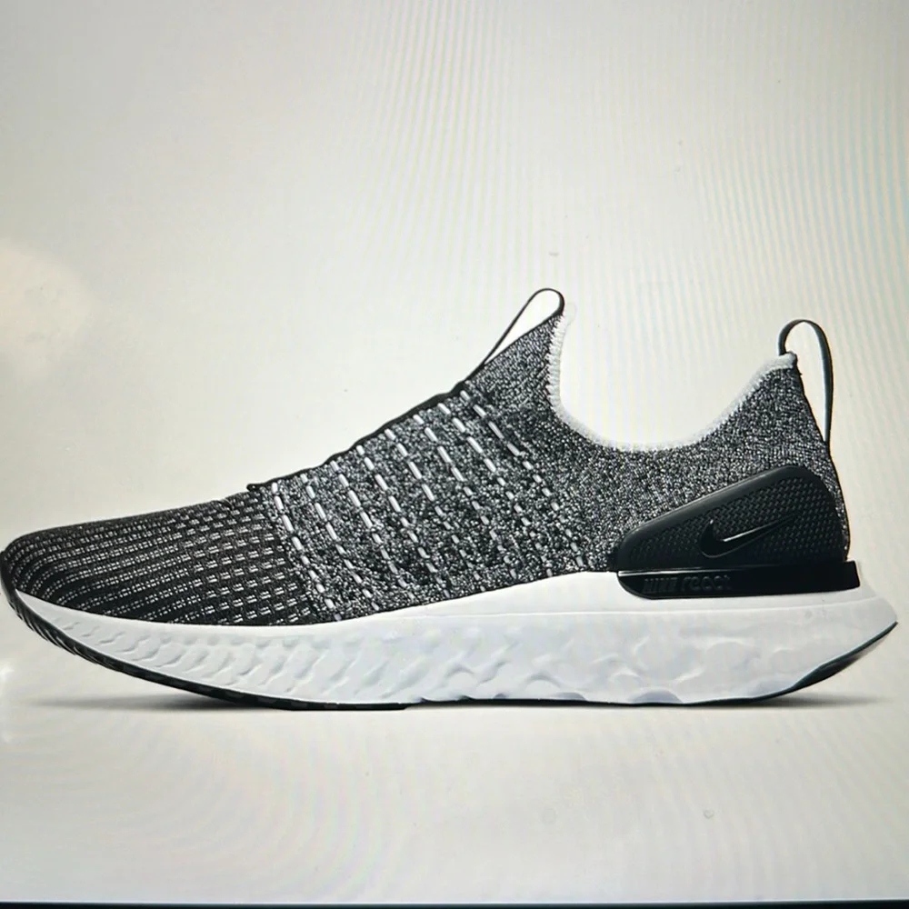 Unisex Nike react phantom Run Flyknit 2 Size 8 in men and Size 9.5 women